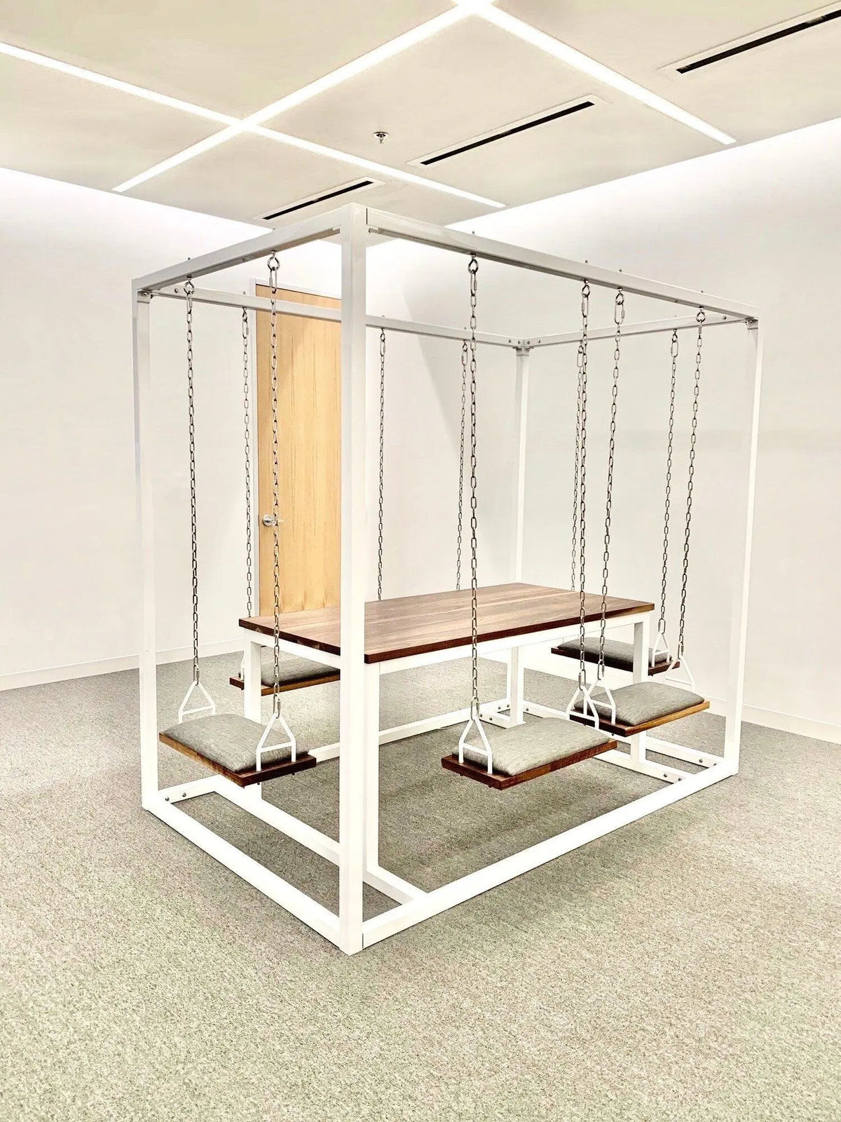 Outdoor beech wood table swing with a sleek white iron frame – perfect for parties and gatherings