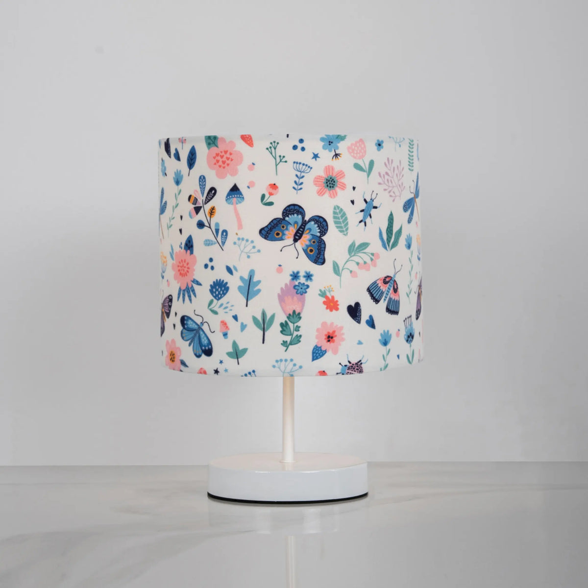Modern Standard Lamp WDD-016 – Elegant Design of White Painted Metal with Heat-Resistant Vacuum Velvet Shade