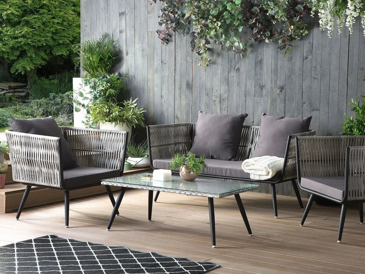 طقم ليزيت خارجي مكون من كنبة مقعدين + كرسيين + ترابيزة بزجاج شطف كمبيوتر – تصميم معدني مشدود بأحبال رمادية