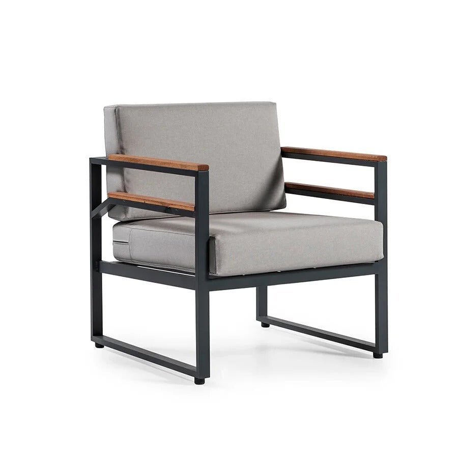 Tender metal chair for restaurants and cafes