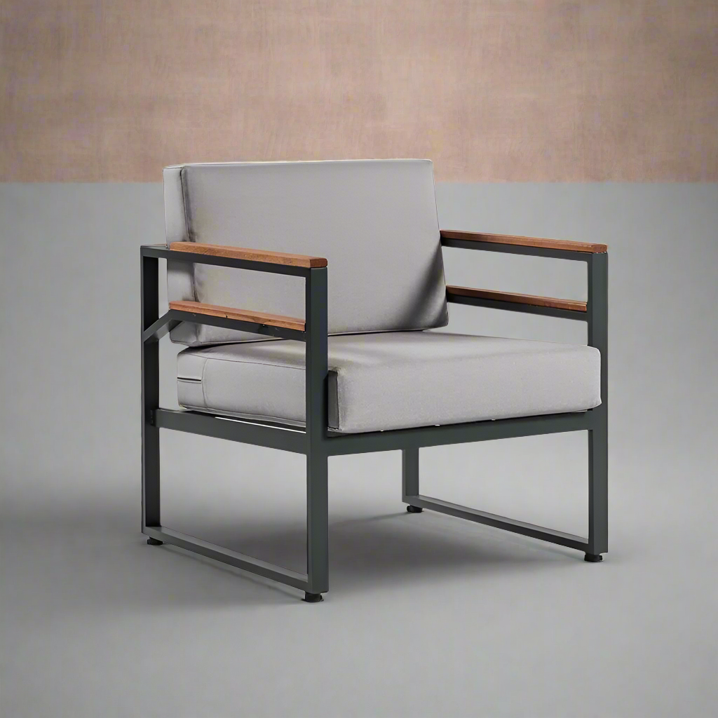 Tender metal chair for restaurants and cafes