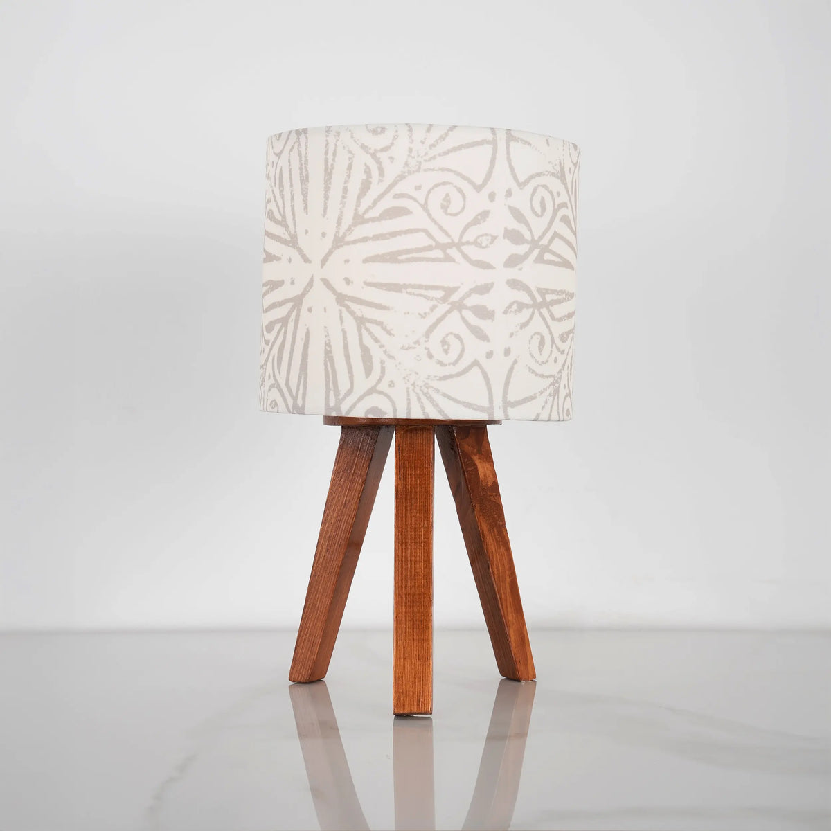 Wooden floor lamp in brown color model WDD-049 – a touch of warmth and natural elegance from Oscar Furniture