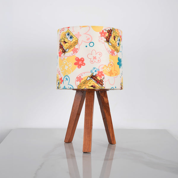 أباجورة استاند خشب باللون البني موديل WDD-051 – لمسة فخامة ودفء من أوسكار فرنتشر